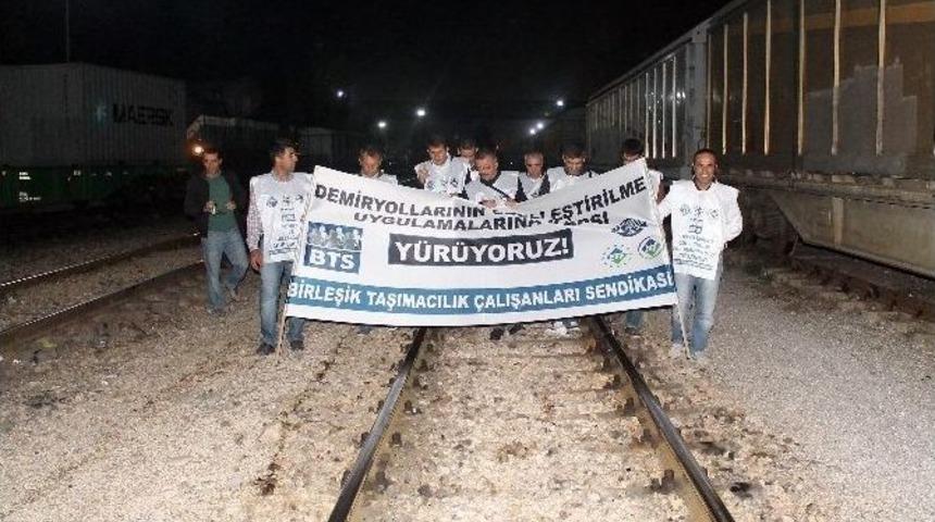 &Ouml;zelleştirmeye Karşı Tren Raylarından Y&uuml;r&uuml;d&uuml;ler