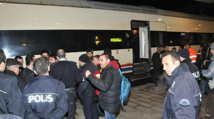 Galatasaray Taraftarları Yht'yi 1 Saat Geciktirdi