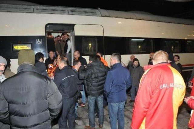 Galatasaray Taraftarları Yht yi 1 Saat Geciktirdi 1