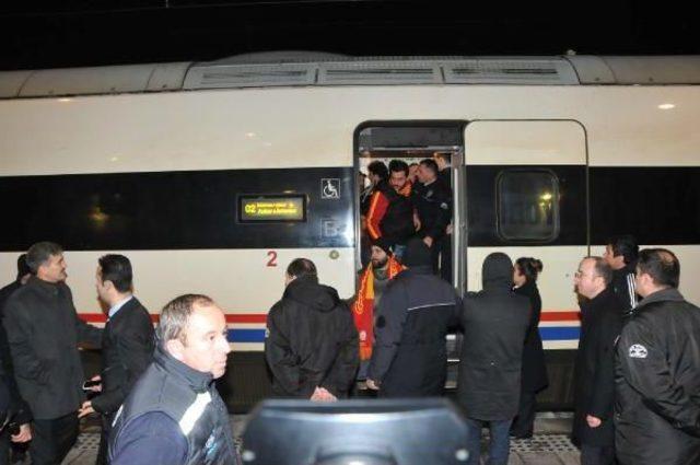 Galatasaray Taraftarları Yht yi 1 Saat Geciktirdi 2