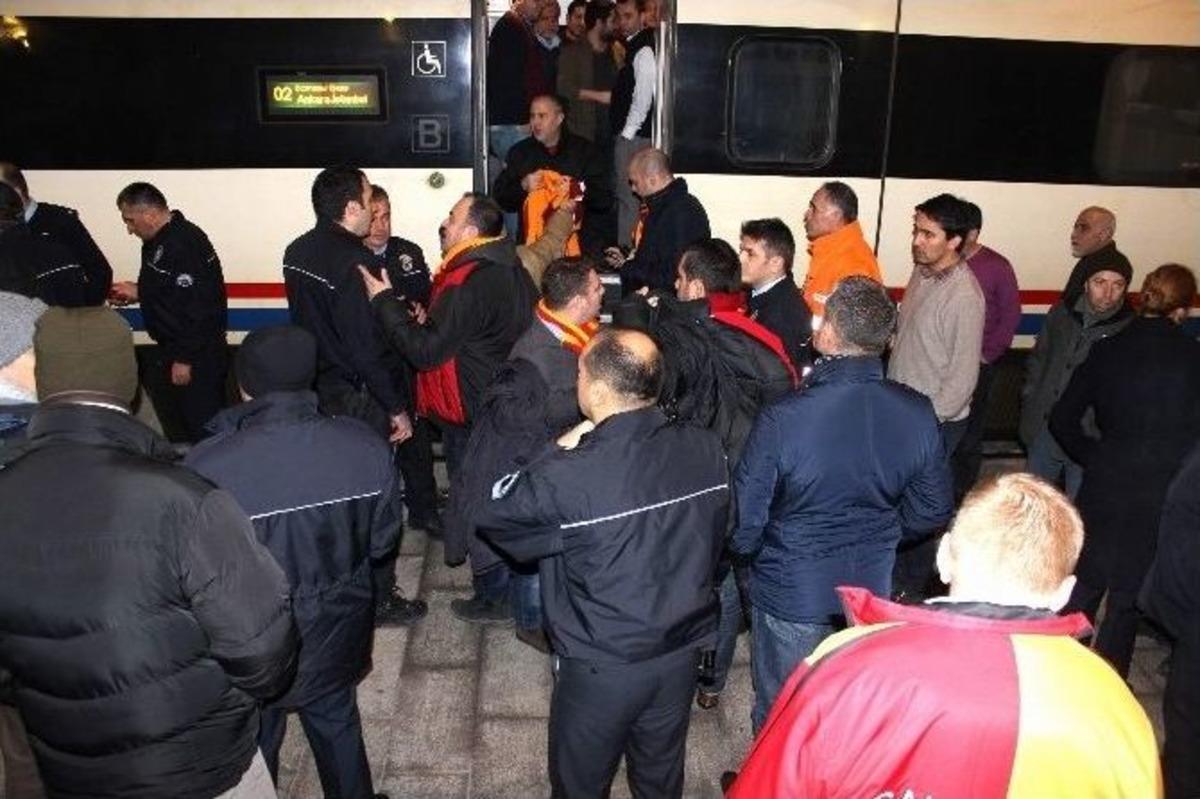 Galatasaray Taraftarları Yht&rsquo;yi Durdurdu