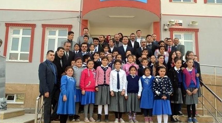 G&uuml;r&uuml;n&rsquo;de &Ouml;ğrenciler Fidan Dikti