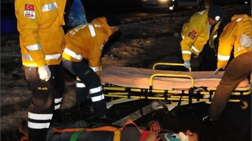 &Ccedil;anakkale&rsquo;de Trafik Kazası; 2 Yaralı