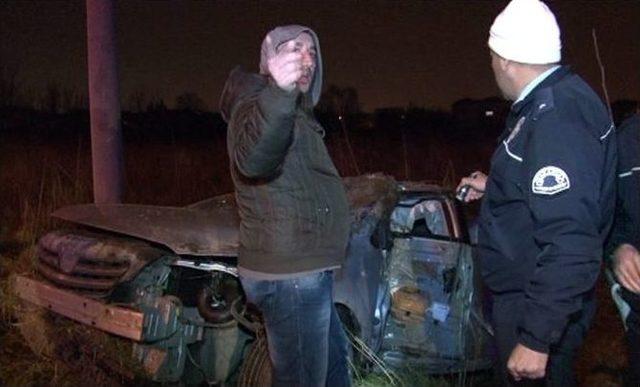 Otomobil Tarlaya U&ccedil;tu: 2 Yaralı 1