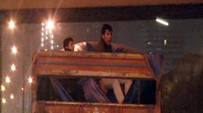 (&ouml;zel Haber) Gen&ccedil;lerin Kamyon &Uuml;st&uuml;ndeki Tehlikeli Yolculuğu Kameralara Takıldı