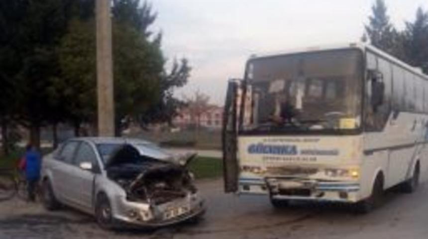 Minibüs İle Otomobil Çarpıştı: 1 Yaralı