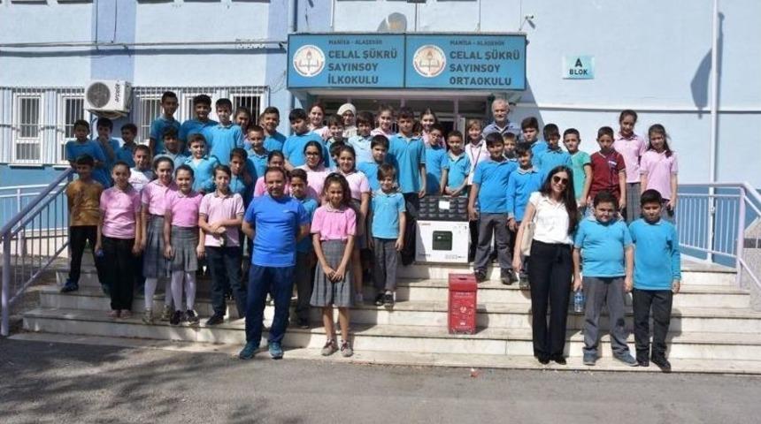 Alaşehir Belediyesi En &Ccedil;ok Atık Pil Toplayan Okulları &Ouml;d&uuml;llendirdi