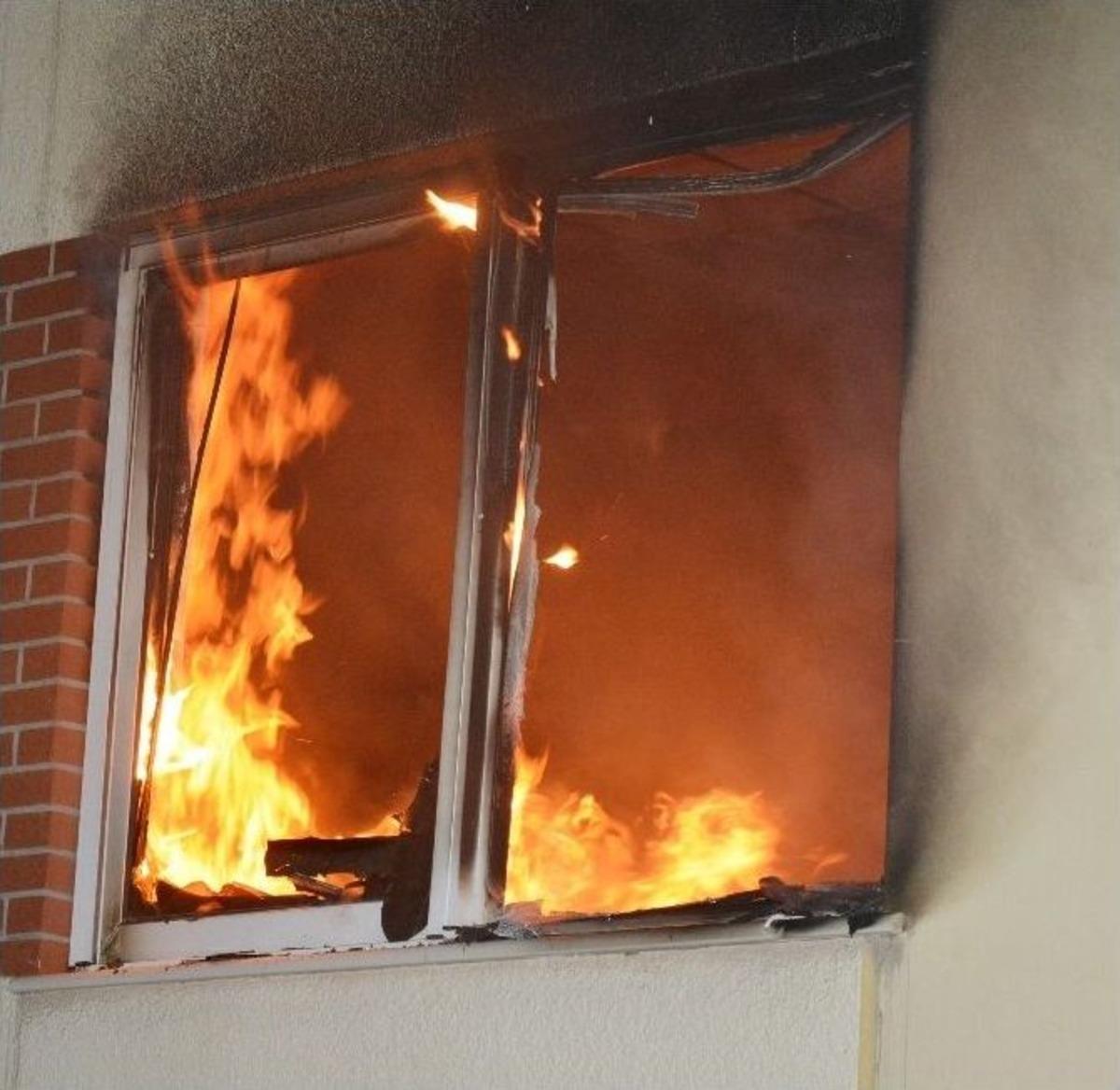 Petrol İstasyonunun Malzeme Deposu Alev Alev Yandı