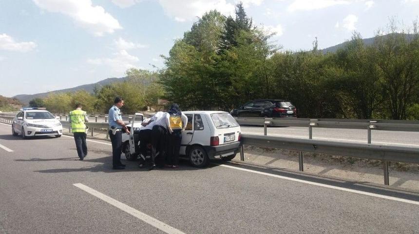 Otomobil Orta Ref&uuml;je &Ccedil;arptı: 2 Yaralı