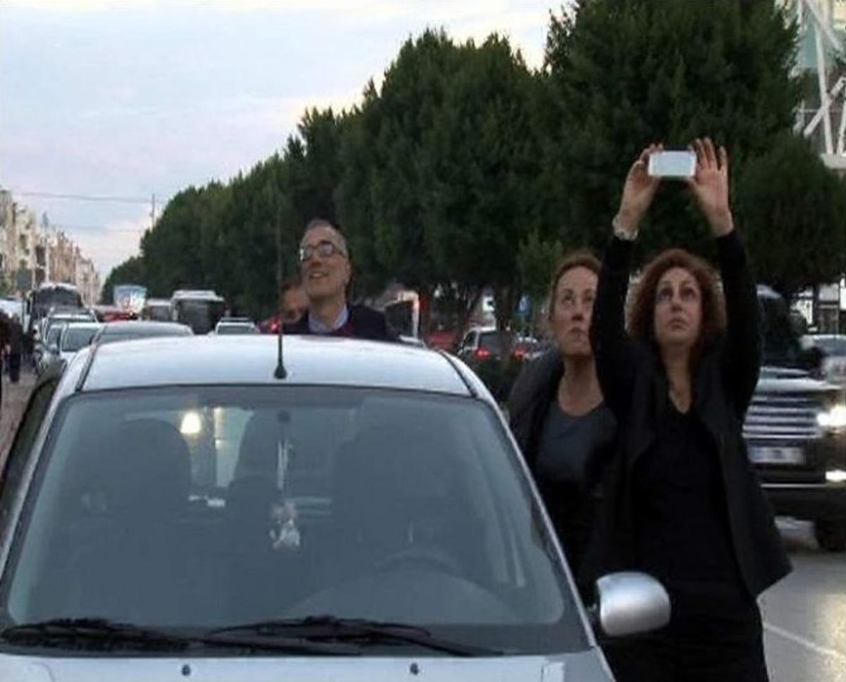 (&ouml;zel Haber) Sığırcık Kuşlarının Dansı S&uuml;r&uuml;c&uuml;leri Ara&ccedil;larından İndirdi