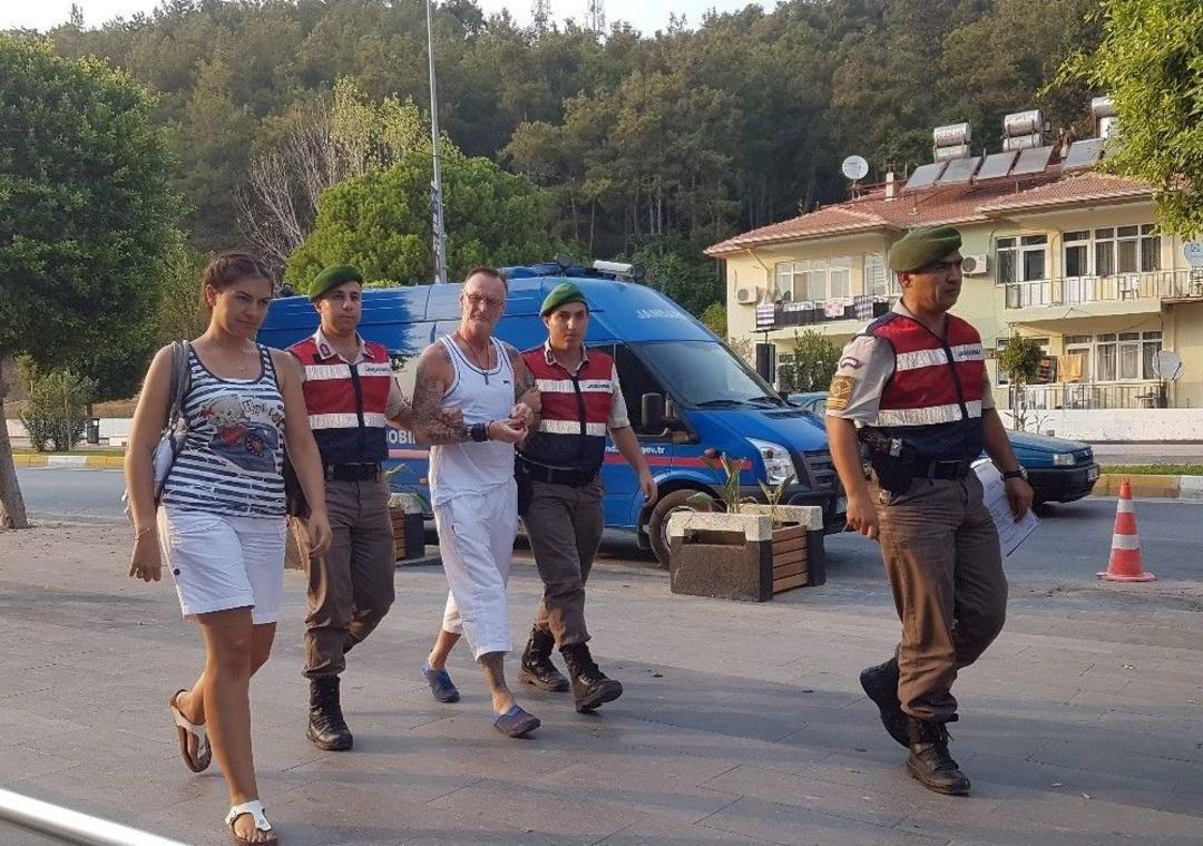 Manavgat Şelalesinde C&uuml;zdan &Ccedil;alan İngiliz Turist, Durdurulan Tur Otob&uuml;s&uuml;nde Yakalandı
