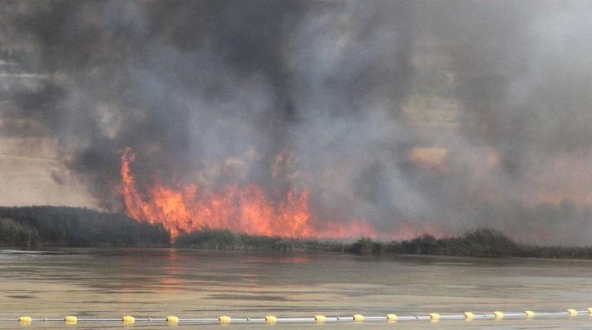 Mogan Gölü’nde Sazlık Alan Yangını Devam Ediyor