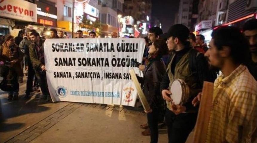 İzmirli M&uuml;zisyenlerden Zabıta M&uuml;dahalesine Tepki