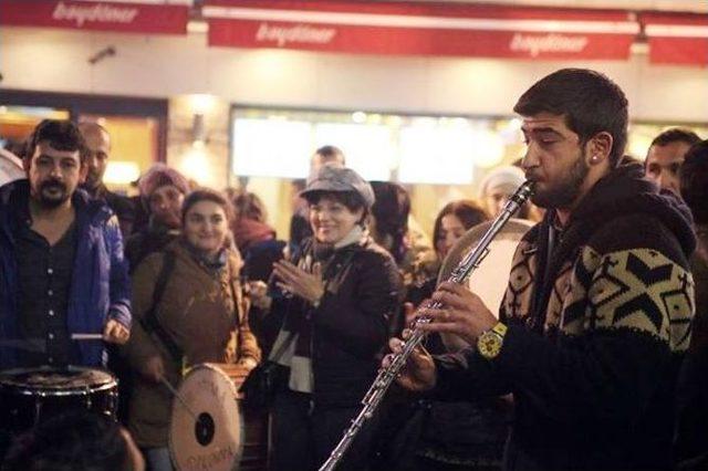 İzmirli Müzisyenlerden Zabıta Müdahalesine Tepki