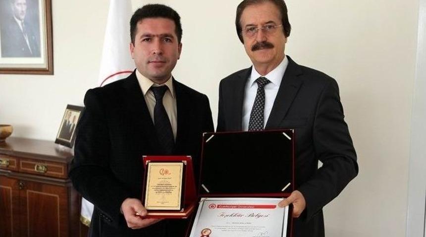 Şiir Yarışmasında Dereceye Giren Şairler &Ouml;d&uuml;llendirildi