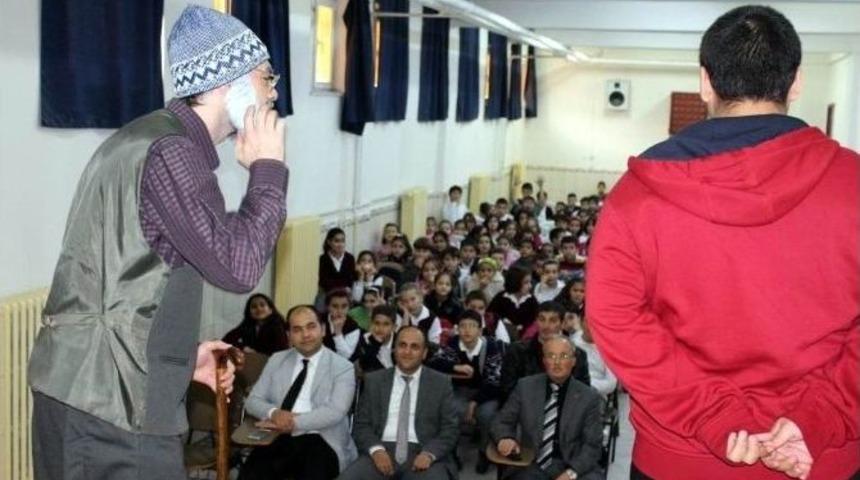 Başkan &Ouml;zaltun &Ccedil;ocuklarla Tiyatro İzledi