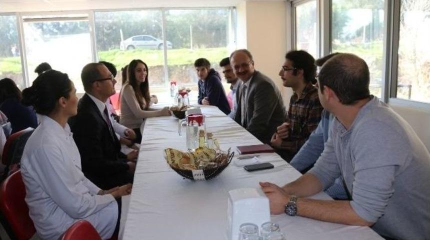 Rekt&ouml;r Prof. Dr. Akhan &Ouml;ğrencileri Dinledi