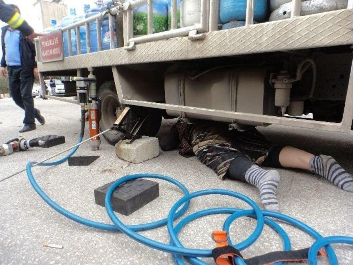 Kamyonetin Altında Kalan Kadını İtfaiye Kurtardı