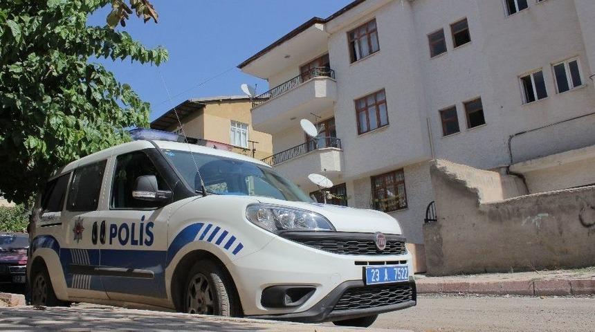 &Ouml;nce Annesini, Sonra Ağabeyini Bı&ccedil;akladı