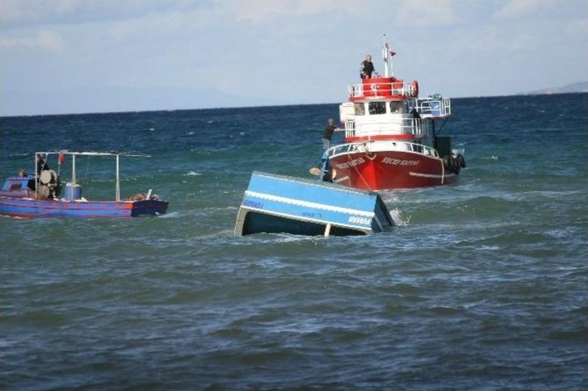 İzmir&rsquo;de Tekne Alabora Oldu: 1 &Ouml;l&uuml;