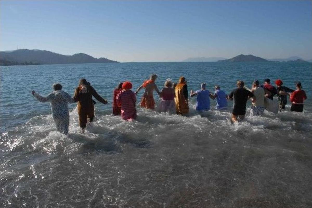 Yabancılar Yardım İ&ccedil;in Denize Girdi