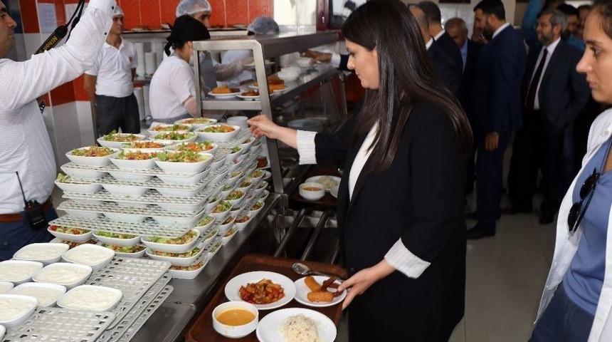 Bakan Sarıeroğlu Yemekhanede Sıraya Girip İş&ccedil;ilerle Yemek Yedi