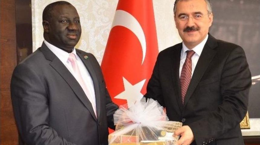 Gambiya B&uuml;y&uuml;kel&ccedil;isi Badjıe&rsquo;den Vali Ayyıldız&rsquo;a Ziyaret
