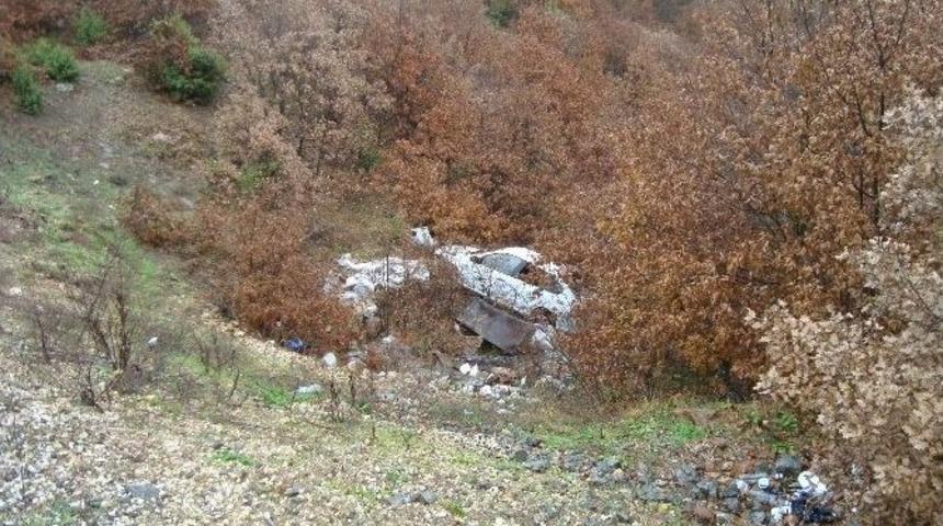 Boz&uuml;y&uuml;k&rsquo;te Otomobil Şarampole Devrildi, 4 Yaralı