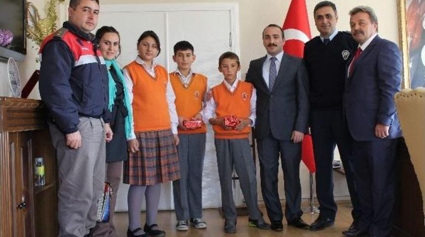 Emniyet M&uuml;d&uuml;rl&uuml;ğ&uuml;&rsquo;nden Başarılı &Ouml;ğrencilere &Ouml;d&uuml;l