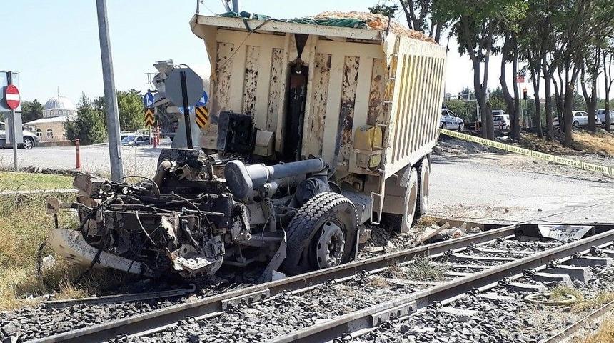 Freni Patlayan Kamyon Trene &Ccedil;arptı: 1 Yaralı