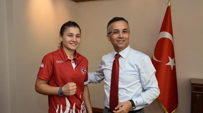 Şampiyon Sporcudan Vali &Ccedil;eber&rsquo;e Ziyaret