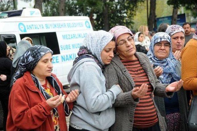 Patlamada &Ouml;len Kadın İş&ccedil;iler Yan Yana Toprağa Verildi 3