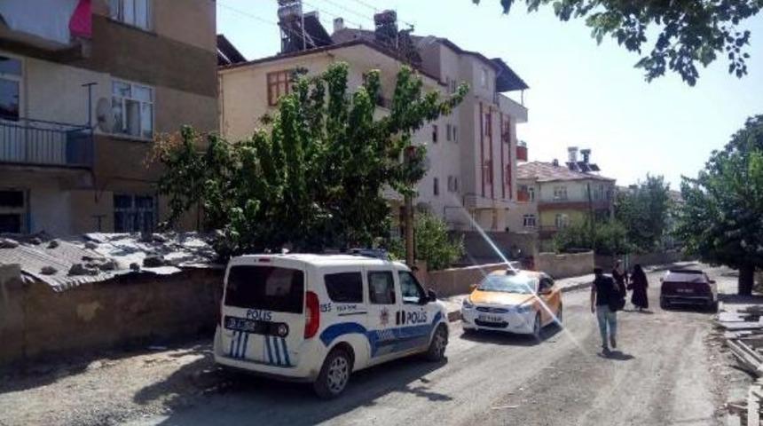 Annesi Ve Ağabeyini Bı&ccedil;akladı