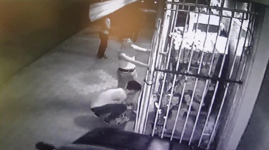 6 Kişi Marketten Cips Ve Kola &Ccedil;aldı