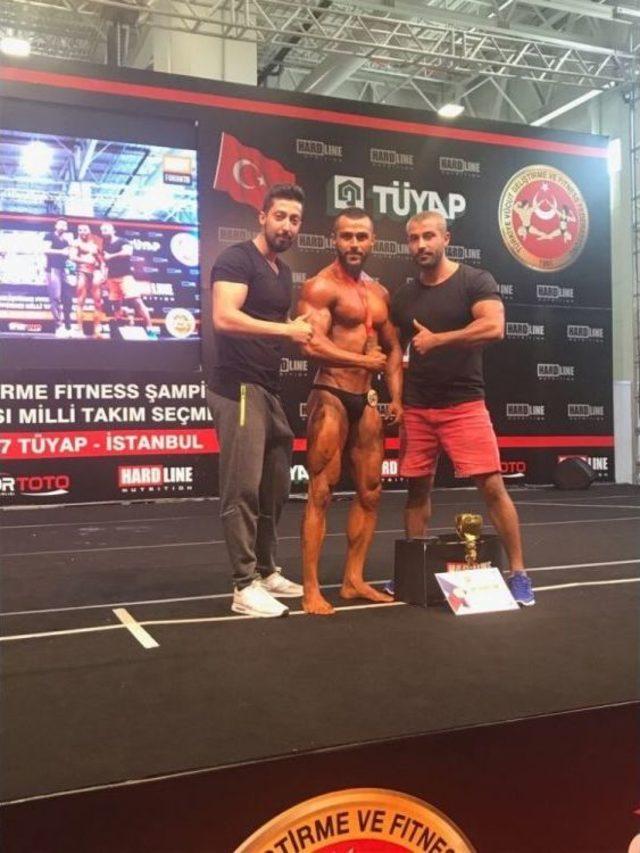 Silifkeli Emre &Ouml;zel V&uuml;cut Geliştirmede T&uuml;rkiye Şampiyonu 1