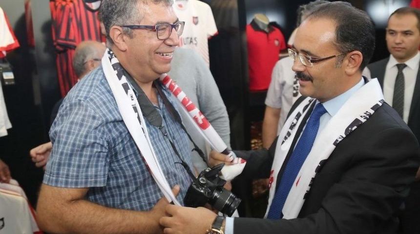 Uşak Belediyesi Şehrin Takımlarına Sahip &Ccedil;ıkıyor