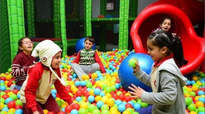 Bağcılar&rsquo;da &Ccedil;ocuklar Kışın Da Eğlenebiliyor