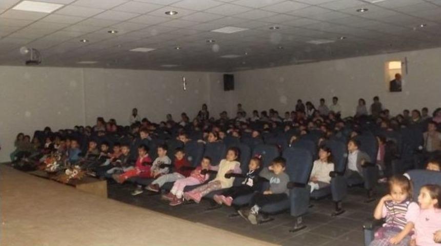 Boz&uuml;y&uuml;k&rsquo;teki &Ouml;ğrencilere "karag&ouml;z-hacıvat" Adlı G&ouml;lge Oyunu Sahnelendi