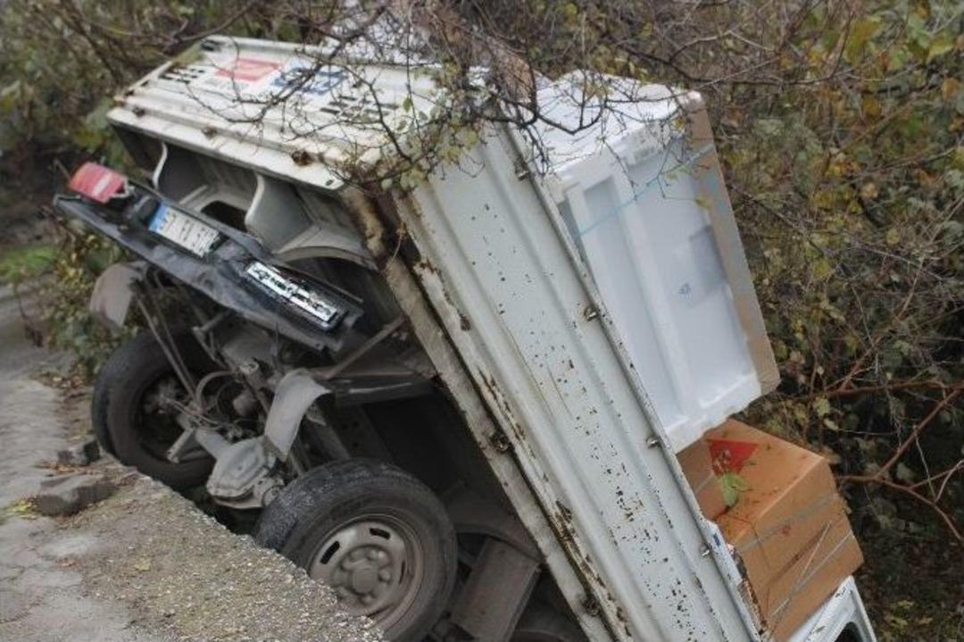 Beyaz Eşya Y&uuml;kl&uuml; Kamyonet Evin Bah&ccedil;esine U&ccedil;tu: 1 Yaralı
