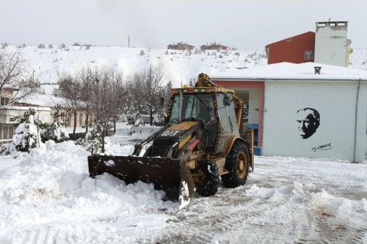 Odunpazarı Belediyesi&rsquo;nden Okul Bah&ccedil;elerinde Kar Temizliği