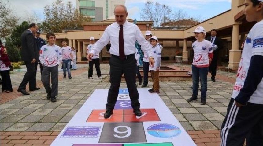 Başkan Akg&uuml;n &Ccedil;ocuklarla Birlikte Seksek Oynadı