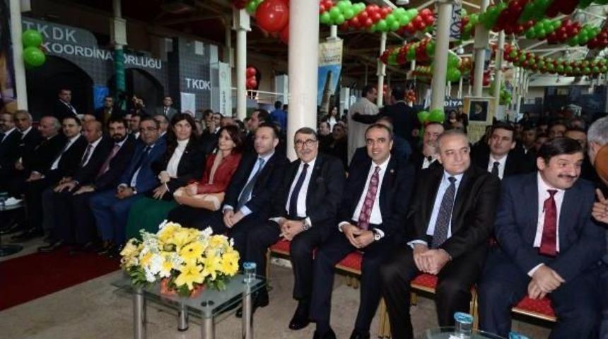 AK PARTİ VE CHP MİLLETVEKİLLERİ BİRLİKTE HALAY &Ccedil;EKTİ