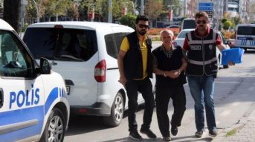 Karısını Bı&ccedil;aklayarak &Ouml;ld&uuml;ren Yaşlı Adam Tutuklandı