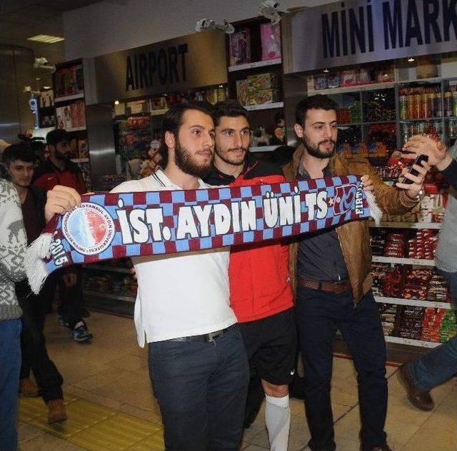 Trabzonspor, İstanbul&rsquo;da Coşkuyla Karşılandı 1