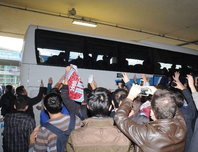 Trabzonspor, İstanbul&rsquo;da Coşkuyla Karşılandı 2