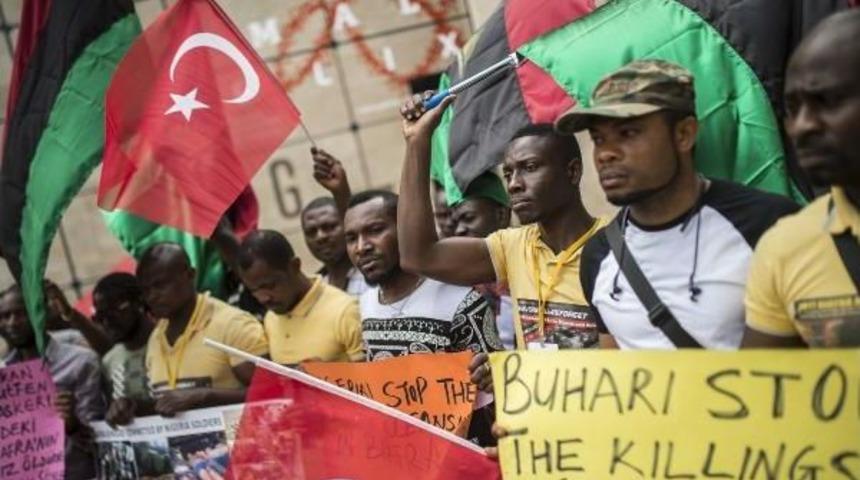 Nijeryalılar Da A&ccedil;ıklama I&ccedil;in İstiklal Caddesi'ni Se&ccedil;ti,  "biafra'da Savaş Istemiyoruz" Dedi