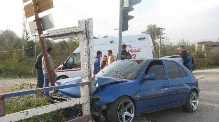 Otomobil K&ouml;pr&uuml; Korkuluklarına &Ccedil;arptı