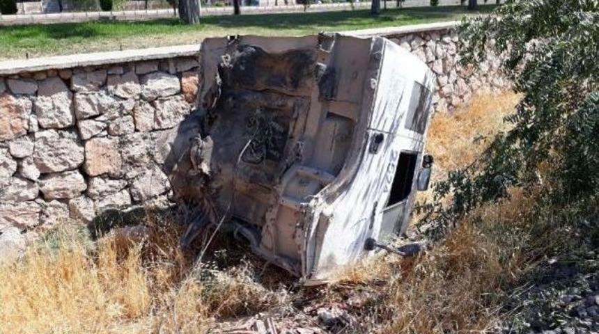 Elazığ'da Y&uuml;k Trenine &Ccedil;arpan Kamyon Ikiye B&ouml;l&uuml;nd&uuml;