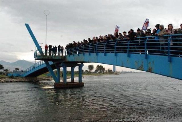 İzmir'de Savaşmadıkları İçin Öldürülen Yunan Askerleri Anıldı