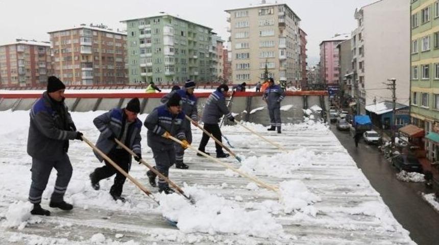 Kurtuluş Kapalı Pazar Yerinin &Ccedil;atısı Kardan Temizlendi
